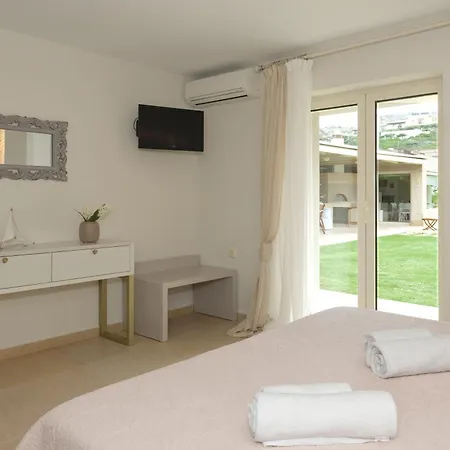 - Your Seafront Retreat By Etouri *